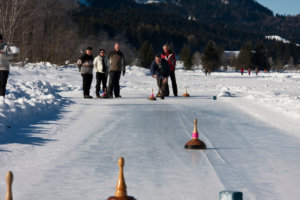 Eisstockschießen am Weissensee Eisstockschießen am Weissensee